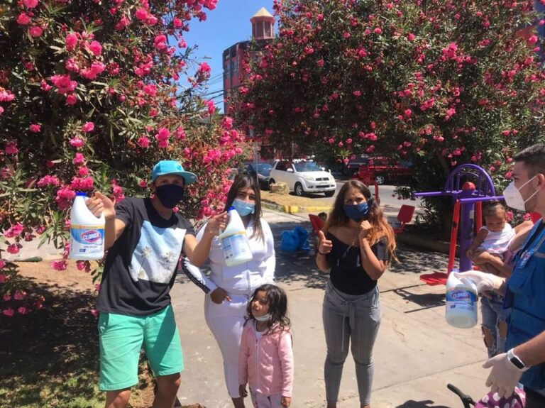 VOLUNTARIOS DE CRUZ ROJA CHILENA DISTRIBUYERON CLORO A FAMILIAS EN SITUACIÓN VULNERABLE