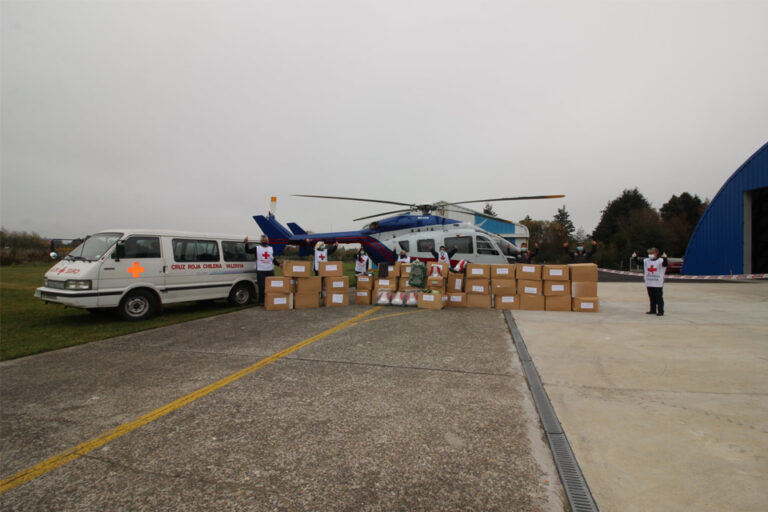 CRUZ ROJA TRASLADÓ KITS HUMANITARIOS A LA REGIÓN DE LOS RÍOS EN EL MARCO DEL 158 ANIVERSARIO DEL MOVIMIENTO INTERNACIONAL DE LA CRUZ ROJA Y DE LA MEDIA LUNA ROJA