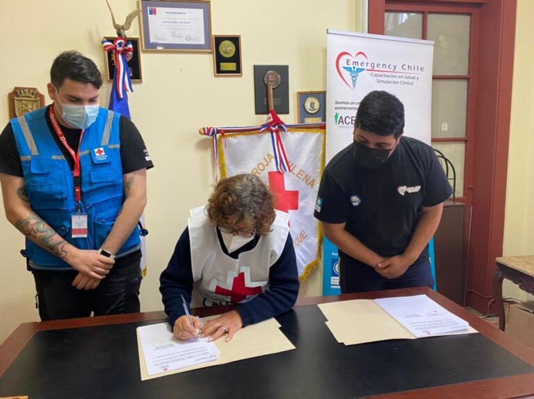 FILIAL IQUIQUE DE CRUZ ROJA CHILENA FIRMÓ UN CONVENIO DE COOPERACIÓN CON EMERGENCY CHILE PARA CAPACITAR A VOLUNTARIOS EN TEMÁTICAS DE SALUD