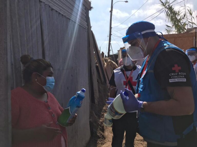 EQUIPO MULTIDISCIPLINARIO DE VOLUNTARIOS DE LA FILIAL IQUIQUE REALIZÓ RONDA SANITARIA DE EMERGENCIA POR DERRAME DE AGUAS SERVIDAS EN SECTOR DE LAGUNA VERDE