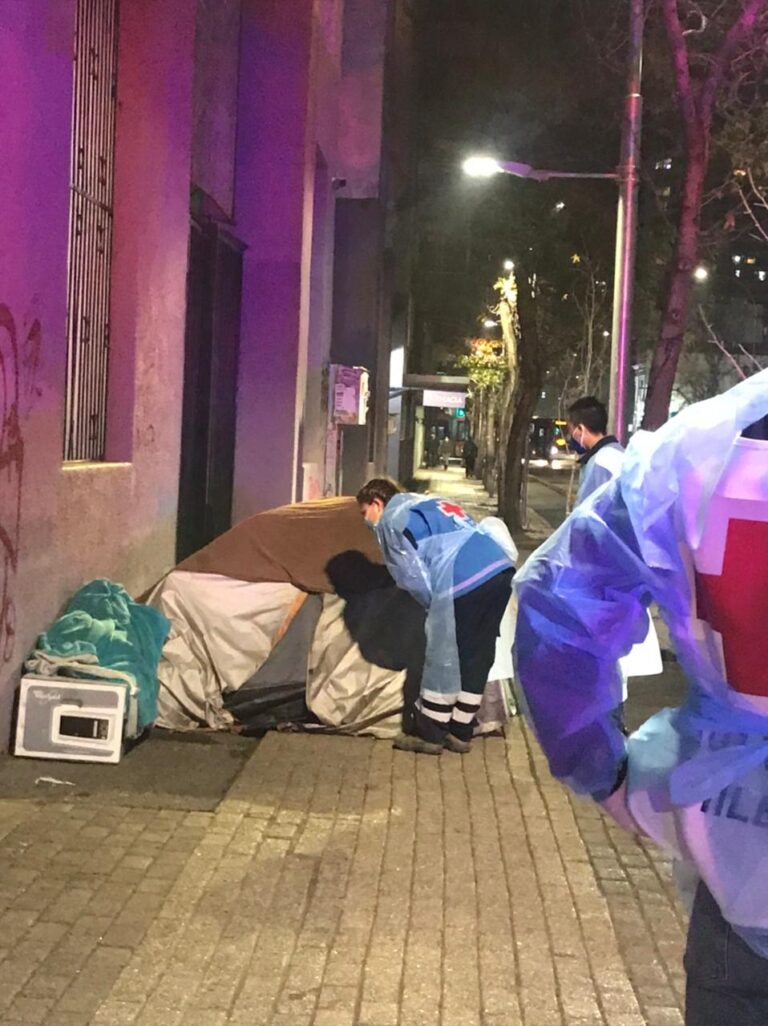 VOLUNTARIOS DE CRUZ ROJA CHILENA LLEVARON TRANQUILIDAD, ALIVIO Y AFECTO A PERSONAS EN SITUACIÓN DE CALLE