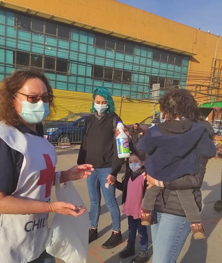 FILIALES DE ALMENDRAL Y PLAYA ANCHA DE CRUZ ROJA CHILENA DISTRIBUYEN CLORO ENVASADO PARA EVITAR LA PROPAGACIÓN DEL CORONAVIRUS Y SU CONTAGIO