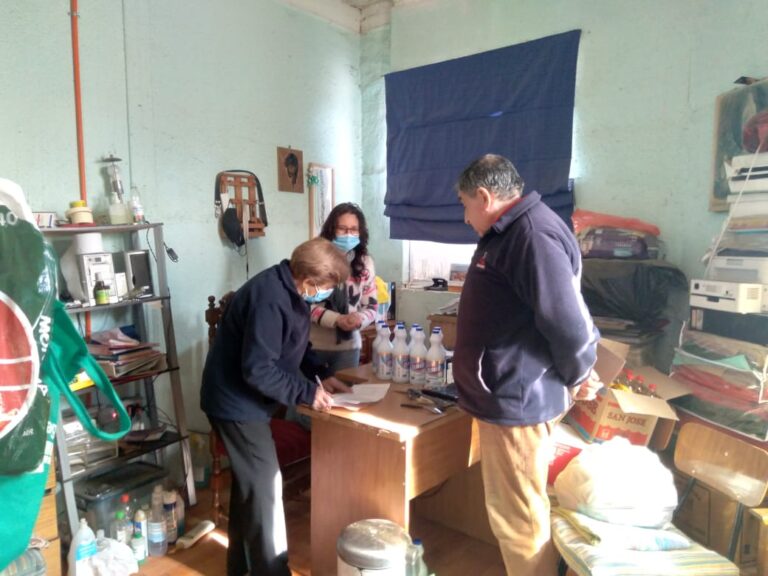 VOLUNTARIOS DE LA FILIAL SAN MIGUEL LLEVARON CLORO ENVASADO Y ELEMENTOS DE PRIMERA NECESIDAD A CASA DE ACOGIDA