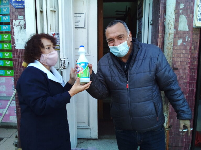 VOLUNTARIOS DE LA FILIAL SAN ANTONIO DISTRIUYERON CLORO ENVASADO PARA PREVENIR EL CORONAVIRUS