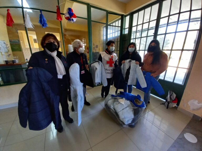 CRUZ ROJA CHILENA DONÓ PARKAS A HOGARES DE NIÑAS EN LA REGIÓN DE VALPARAÍSO