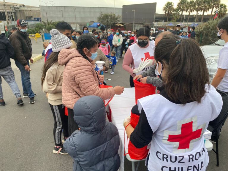 VOLUNTARIOS DE LA FILIAL EL LOA TRABAJAN INTENSAMENTE PARA ALIVIAR EL SUFRIMIENTO DE LOS MIGRANTES EN TRÁNSITO HACIA LA ZONA CENTRO SUR DEL PAÍS