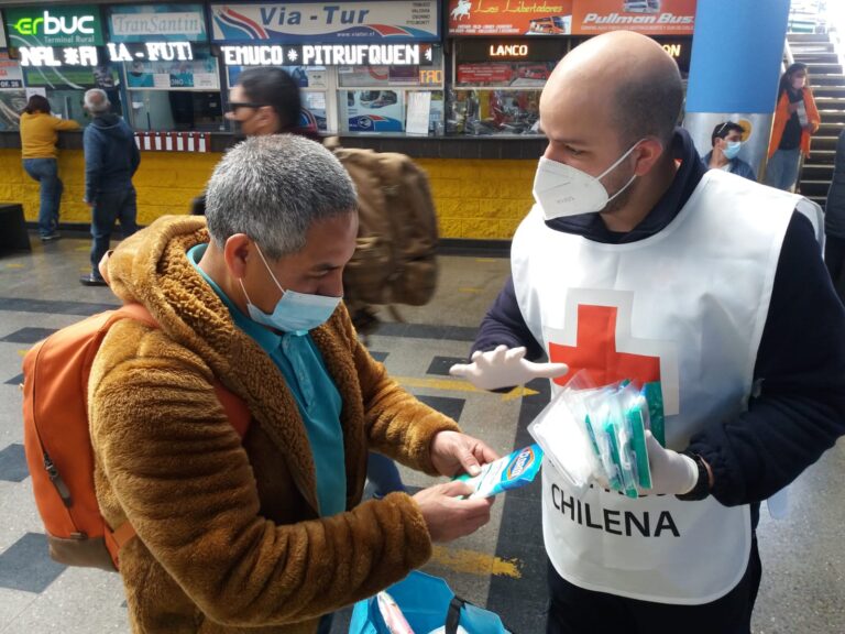 CRUZ ROJA CHILENA Y EL TERMINAL DE BUSES SUR LLEVARON A CABO UN OPERATIVO CONJUNTO DE PREVENCIÓN CONTRA EL CORONAVIRUS