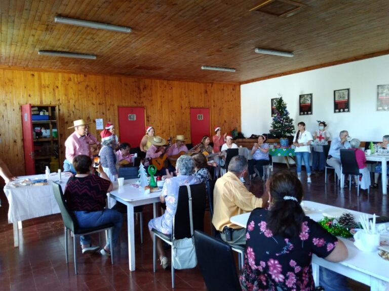 Cruz Roja Chilena Filial Santa Cruz realizó actividad navideña junto a adultos mayores