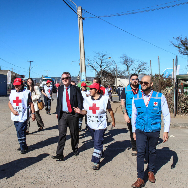 Embajador de la Unión Europea en Chile visitó junto a Cruz Roja Chilena zonas afectadas por incendios forestales