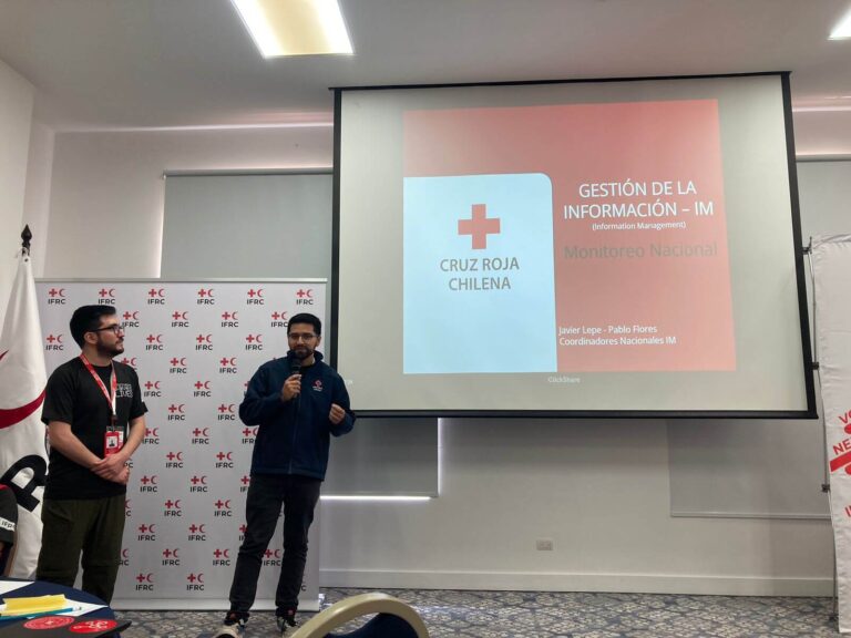 Voluntarios participan en curso de análisis de información humanitaria