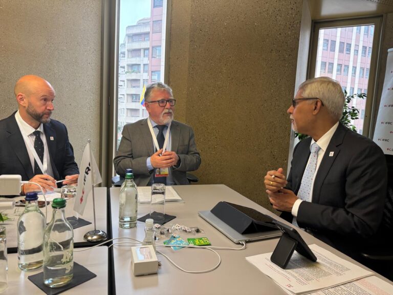 Reunión bilateral entre el Secretario General de la Federación Internacional de Sociedades de la Cruz Roja y de la Media Luna Roja y el Presidente Nacional de la Cruz Roja Chilena