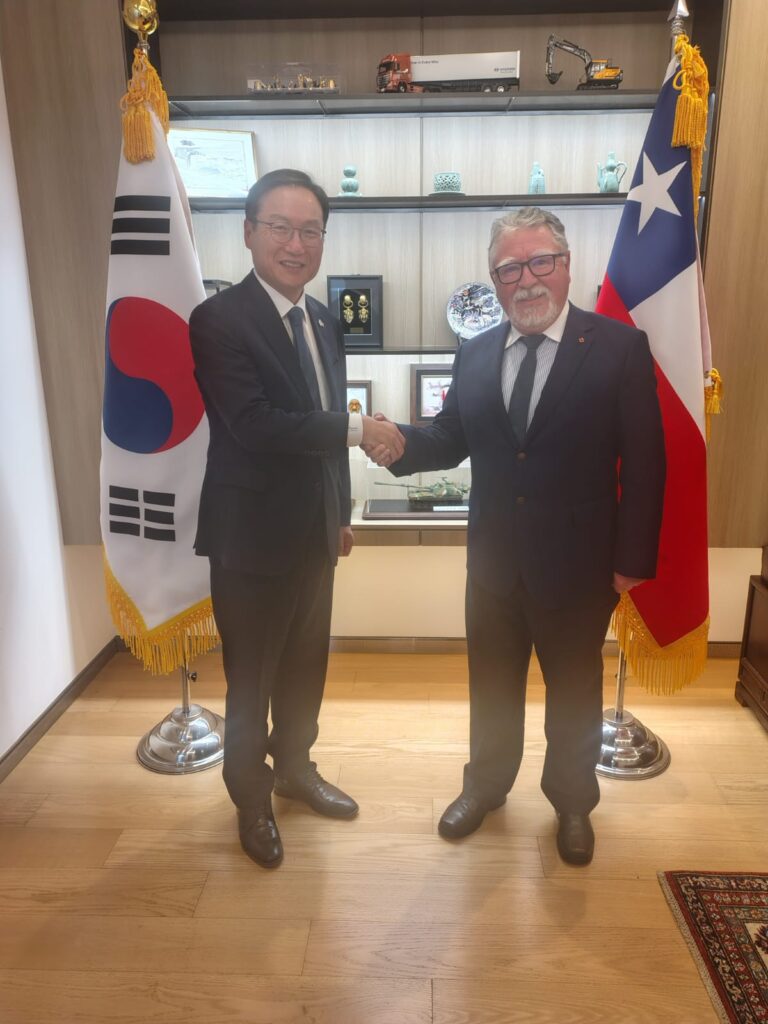Presidente de la Cruz Roja Chilena se reúne con Embajador de Corea en Chile.