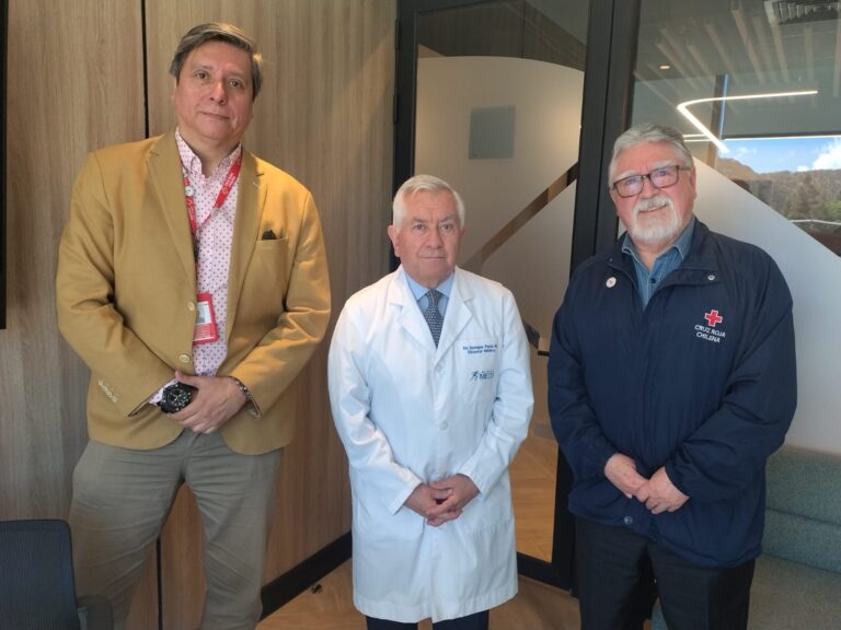 Cruz Roja Chilena y Clínica MEDS exploran alianza estratégica en salud y bienestar del adulto mayor