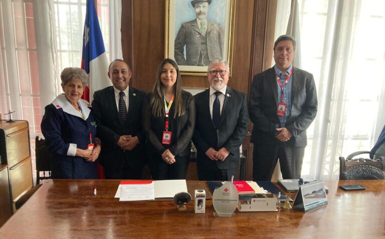 Presidente de la ONG Prince of Wales visitó la sede central de la Cruz Roja Chilena