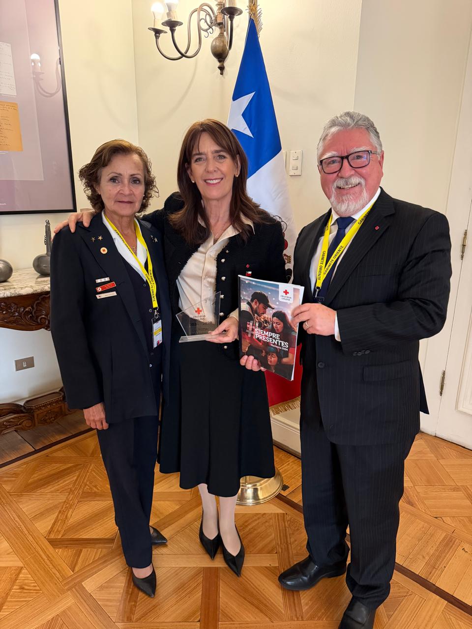 Primera Dama recibió en La Moneda a representantes de la Cruz Roja Chilena